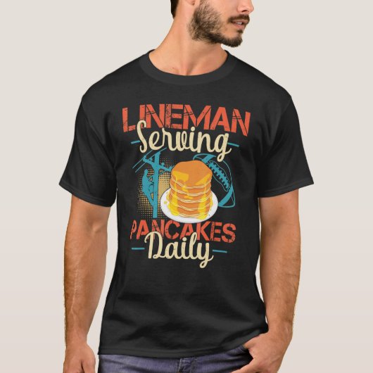 Lineman Serving Pancakes Funny Football Player T-Shirt (Vorderseite)