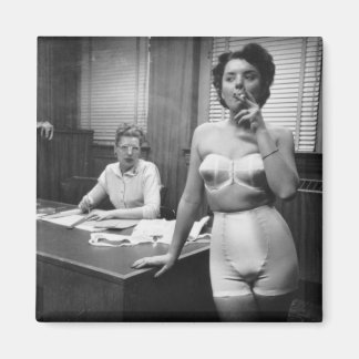 Lingerie-Modell Rauchen in einem Büro Magnet