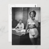Lingerie-Modell Rauchen in einem Büro Postkarte (Vorne/Hinten)