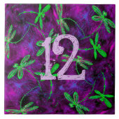 Linke grüne Libellen auf heiß rosa und Lila Tile Fliese (Vorderseite)