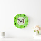 Linke grüne Quarterfolie Latti Monogram Wall Clock Runde Wanduhr (Zuhause)