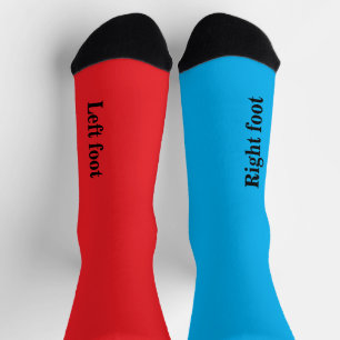 Linker Fuß und rechter Fuß rot blaue Vollfarbe Socken