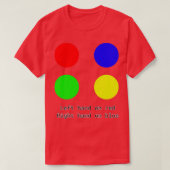 Links Hand in rot Rechts auf blauem Twister-Design T-Shirt (Design vorne)