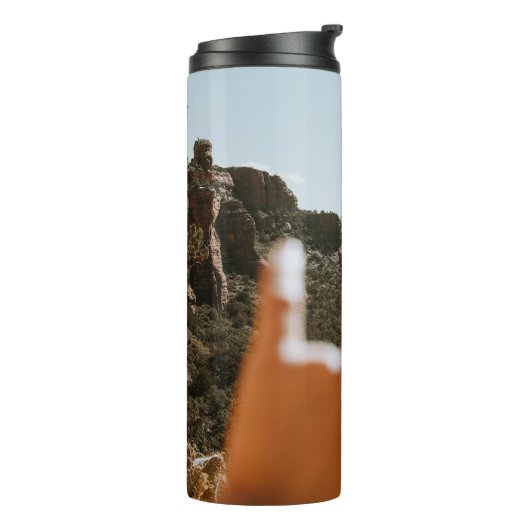 Links menschliche Hand Thermosbecher (Nach links gedreht)