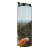 Links menschliche Hand Thermosbecher (Nach rechts gedreht)