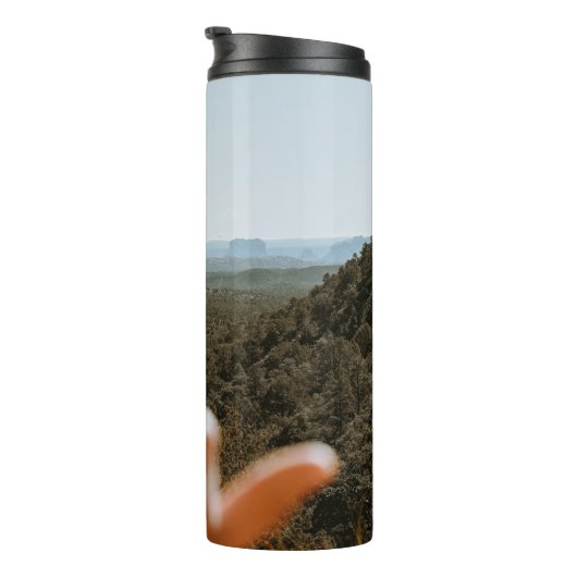 Links menschliche Hand Thermosbecher (Nach rechts gedreht)