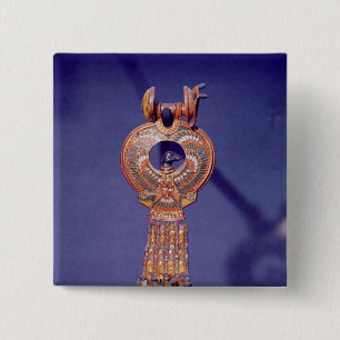 Links Ohrring von den Ohrringen eines Paares mit a Button