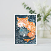 Linocut Black und Red Cat Cuddling in einem Bush Postkarte (Stehend Vorderseite)