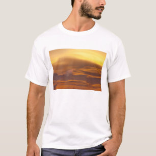 Linsenförmige Wolke bei Sonnenuntergang T-Shirt