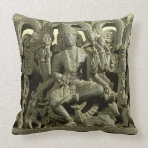 Lintel, der die Dreiheit darstellt: Siva, Brahma Kissen