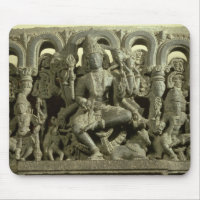 Lintel, der die Dreiheit darstellt: Siva, Brahma
