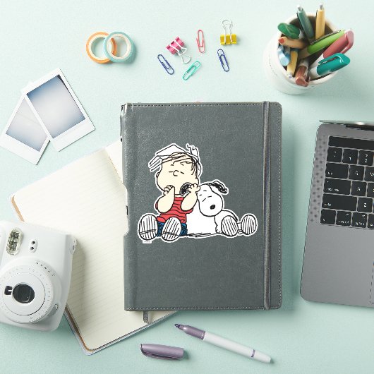 Linus tröstet von Snoopy's Ohr Aufkleber (iPad Hülle)