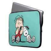 Linus tröstet von Snoopy's Ohr Laptopschutzhülle (Vorderseite Links)
