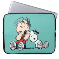Linus tröstet von Snoopy's Ohr