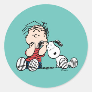 Linus tröstet von Snoopy's Ohr Runder Aufkleber