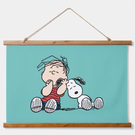 Linus tröstet von Snoopy's Ohr Wandteppich Mit Holzrahmen (Vorne)