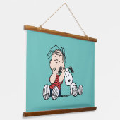 Linus tröstet von Snoopy's Ohr Wandteppich Mit Holzrahmen (Gewinkelt)