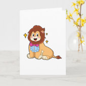 Lion als Gentleman mit Krawatte.PNG Karte (Gelbe Blume)