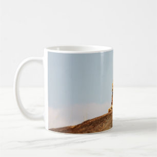 LION AM BODEN WÄHREND DES TAGES KAFFEETASSE