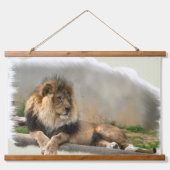 Lion an der Erholung Wildlife Wandteppich Mit Holzrahmen (Vorne)