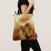 Lion Couple bei Sonnenuntergang Tasche (Von Nahem)