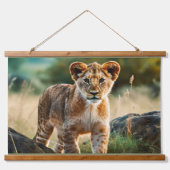 Lion Cub, AI generiert, Wandteppich Mit Holzrahmen (Vorne)