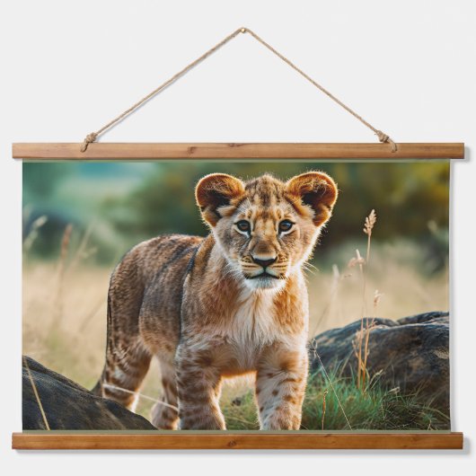 Lion Cub, AI generiert, Wandteppich Mit Holzrahmen (Vorne)