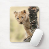 Lion Cub Climbing Tree Cute Photo Mousepad (Mit Mouse)