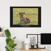 Lion Cub in natürlicher Umgebung personalisieren T Poster (Heimbüro)