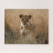 Lion Cub pinkelt durch das Grass Jigsaw Puzzle (Horizontal)