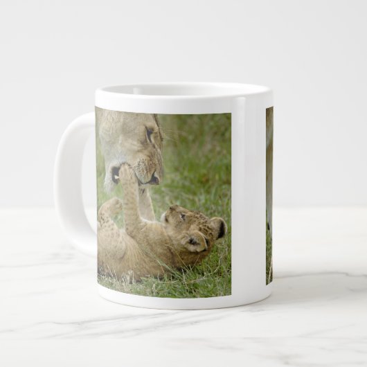 Lion Cub Playing Jumbo-Tasse (Vorderseite Links)