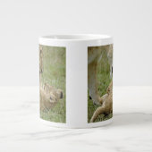 Lion Cub Playing Jumbo-Tasse (Vorderseite)