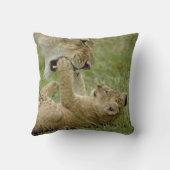 Lion Cub Playing Kissen (Rückseite)