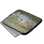 Lion Cubs auf Log Laptopschutzhülle (Vorne Knopf)