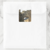 Lion Gate über dem Eingang Quadratischer Aufkleber (Tasche)