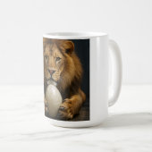 Lion Holding Egg Kaffeetasse (VorderseiteRechts)