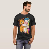 Lion hugging unicorn Hug Cuddle Animals retro T-Shirt (Vorne ganz)