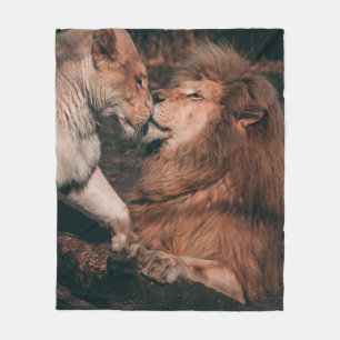 LION LYON ON BROWN ROCK FLEECEDECKE