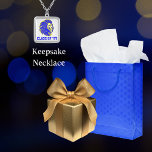 Lion Mascot White Blue und Yellow Graduate Versilberte Kette<br><div class="desc">Ein blau-gelbes Löwenmaskot auf weißem Hintergrund mit anpassbarem blauen Text macht diese Halskette zu einem einzigartigen Sake für Ihren Absolventen, derzeitigen Student oder sogar einen stolzen Elternteil eines Löwen. Feiern Sie Abschluss, zurück zur Schulzeit, Geburtstage oder Muttertag mit diesem einzigartigen Geschenk. Wie das Konzept, aber auf der Suche nach etwas...</div>