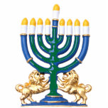 Lion Menorah Schlüsselanhänger Fotoskulptur Schlüsselanhänger<br><div class="desc">Akryllischer Fotoskulpturenbildhauer mit einem Bild einer blauen,  grünen und goldenen Menorah mit neun beleuchteten Kerzen und zwei goldenen Löwen an der Basis. Siehe dazu passendes Acryl-Fotoskulptur-Button,  Magnet,  Ornament und Skulptur. Die gesamte Hanukkah Schlüsselanhänger Kollektion finden Sie unter der Rubrik ACCESSORIES im Bereich HOLIDAYS.</div>