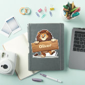 Lion mit Holzschild Aufkleber (iPad Hülle)