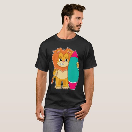 Lion Surfing Surfboard Summer T-Shirt (Vorne ganz)