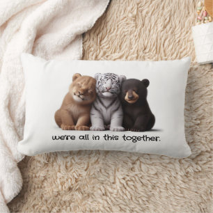Lion, Tiger & Bear Cubs Cuddling Die besten Freund Lendenkissen