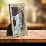 Lion- und Lamb-Tischplatte Fotoplatte<br><div class="desc">Meine Tochter malte diese Aquarell,  die Jesus als das Lamm Gottes (Johannes 1:29) und den Löwen des Stamms Juda (Rev. 5:5) darstellte. Das Original hängt in unserer Zuhause und erinnert uns an unseren Erretter und König,  und wir hoffen,  dass diese Tafel auch Ihr Herz an Jesus richtet.</div>
