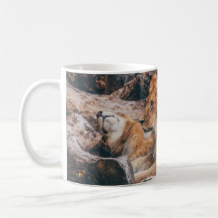 LION UND LIONESS AUF DER BROWNEN OBERFLÄCHE KAFFEETASSE