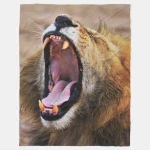LION YAWN FLEECEDECKE