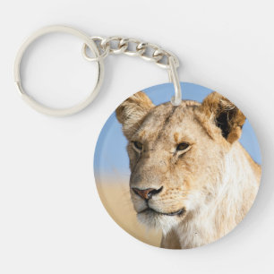 Lioness Against Blue Schlüsselanhänger
