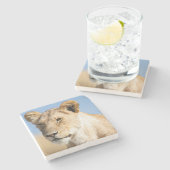 Lioness Against Blue Steinuntersetzer (Seitenansicht)