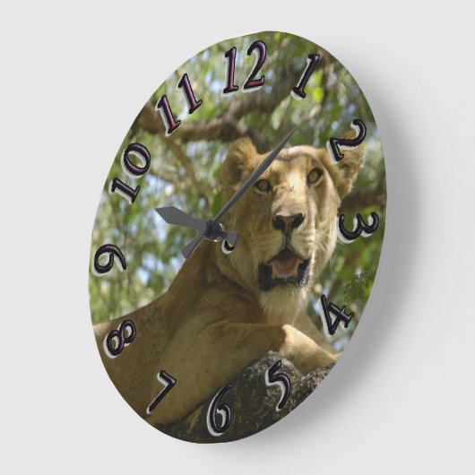 Lioness, die von der Baumuhr aussieht Große Wanduhr (Winkel)