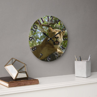 Lioness, die von der Baumuhr aussieht Große Wanduhr